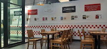 Atmosphère du Restaurant de hamburgers Five Guys Les Halles à Paris - n°20