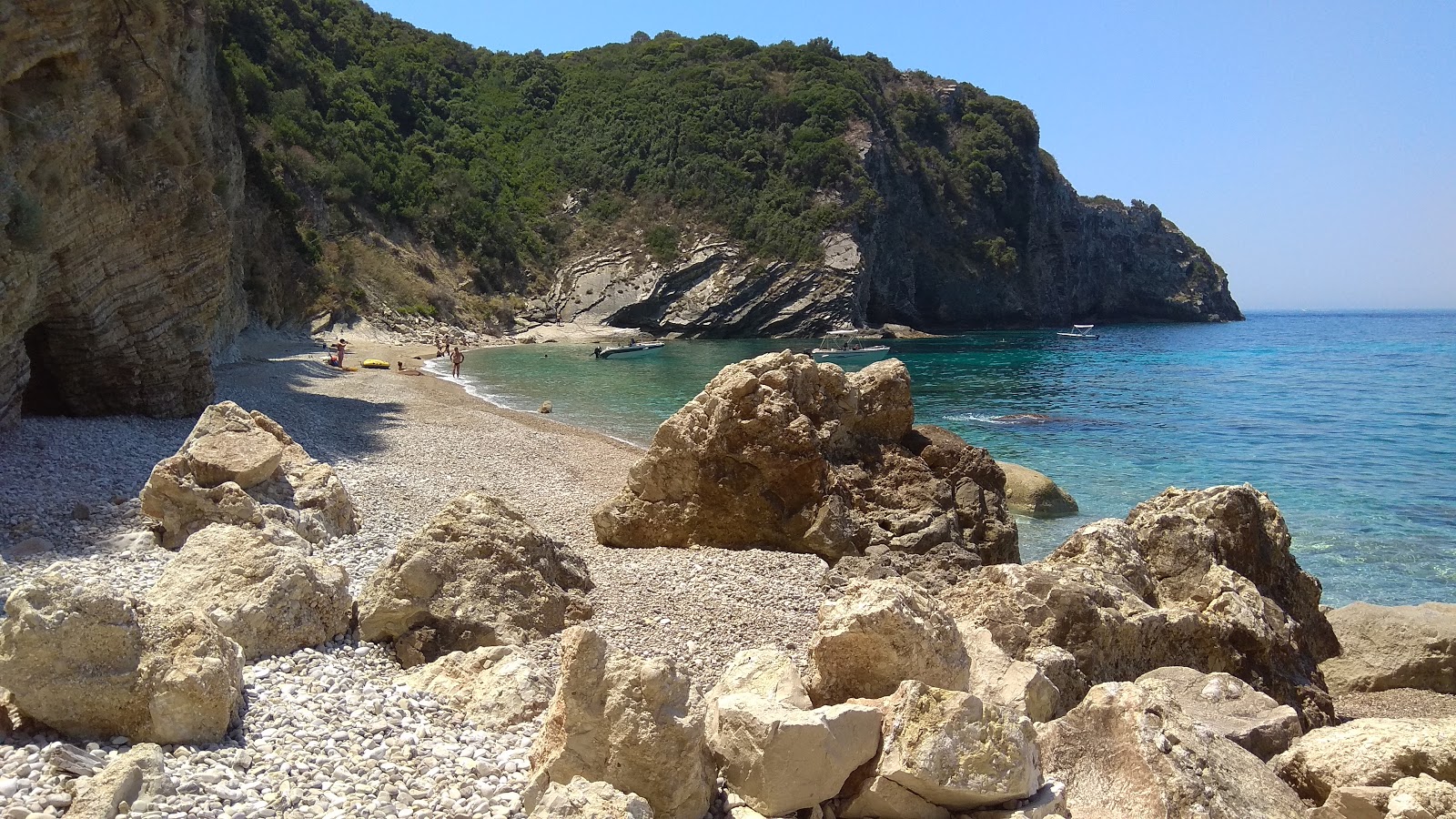 Foto van Kolias beach met turquoise puur water oppervlakte