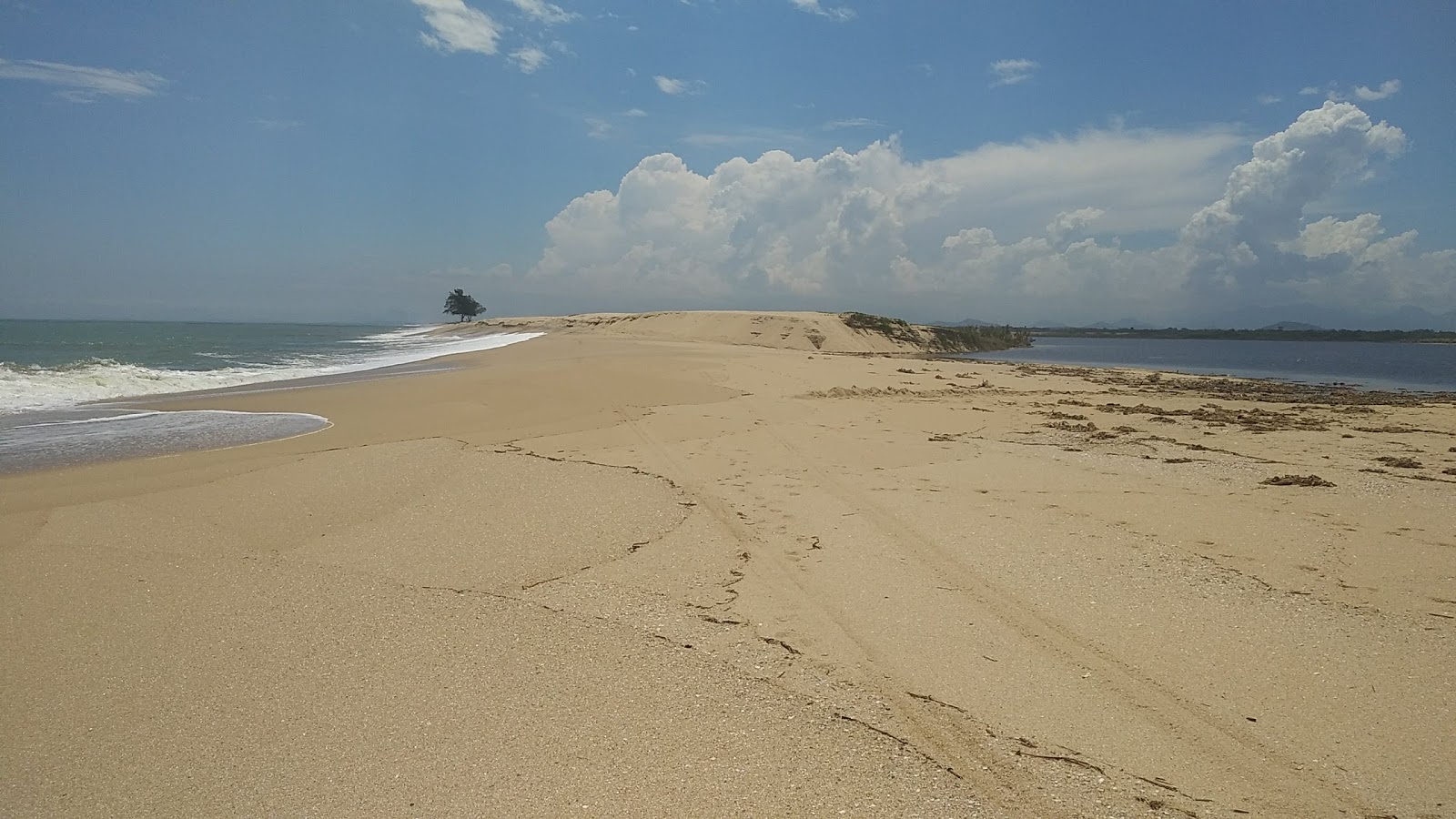 Photo of Carapebus Beach and the settlement