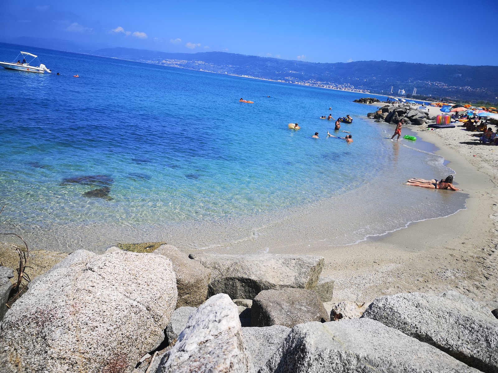 Spiaggia di Trainiti'in fotoğrafı parlak kum yüzey ile