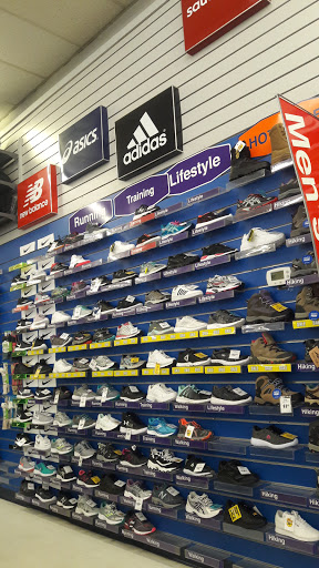 Sporting Goods Store «Big 5 Sporting Goods - Fresno», reviews and photos, 5488 N Blackstone Ave, Fresno, CA 93710, USA