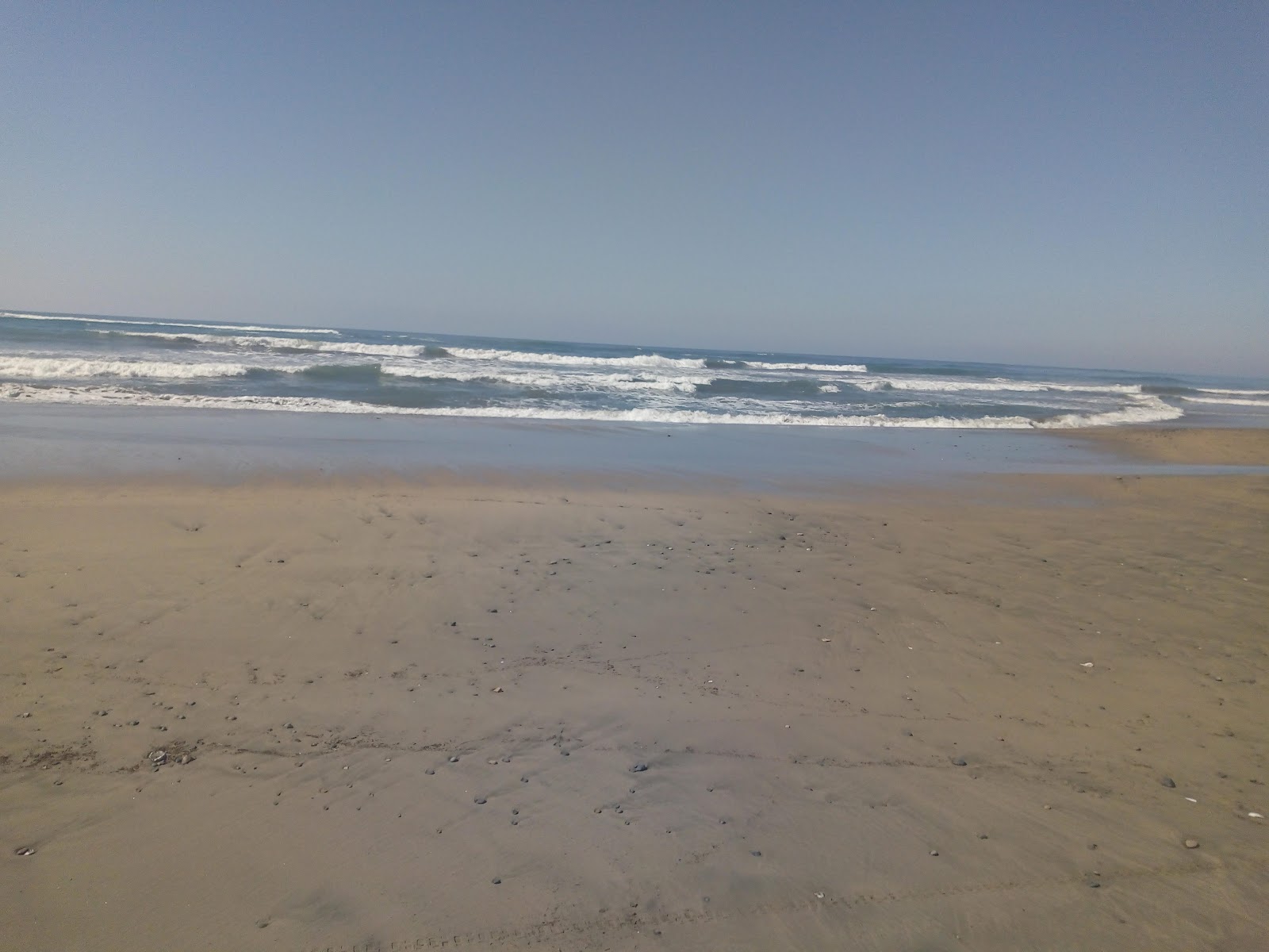 Foto av Atracadero Beach med turkos rent vatten yta