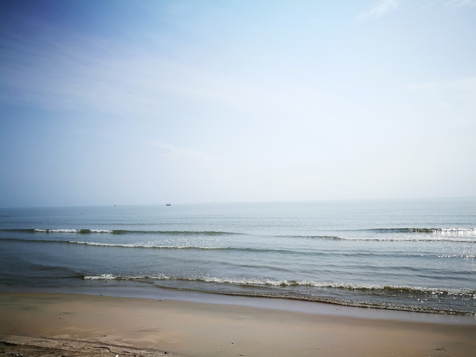Valokuva Bisikan Bayu Beachista. puhtaustasolla keskipitkä
