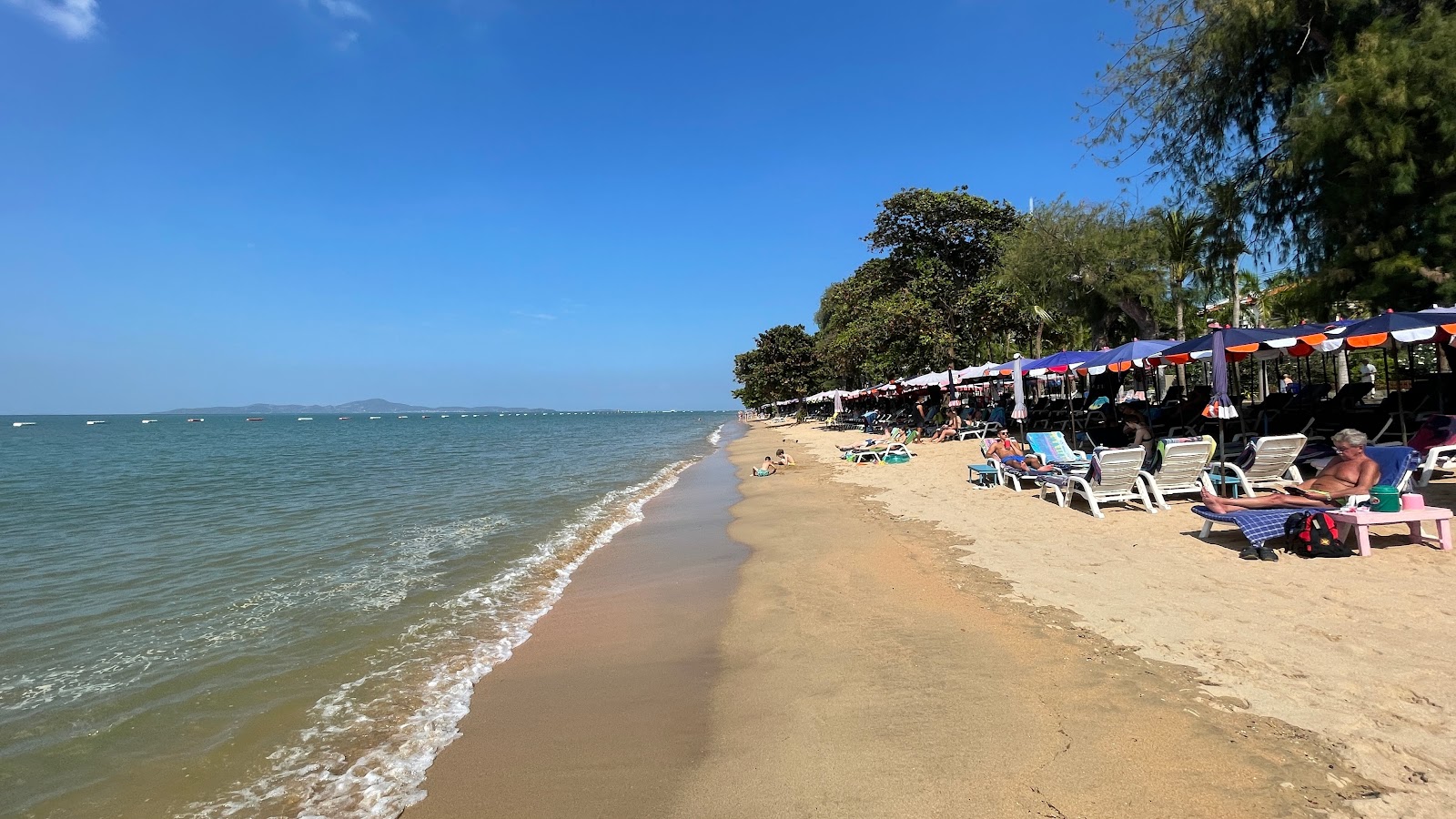 Fotografija Dongtan Beach z svetel pesek površino