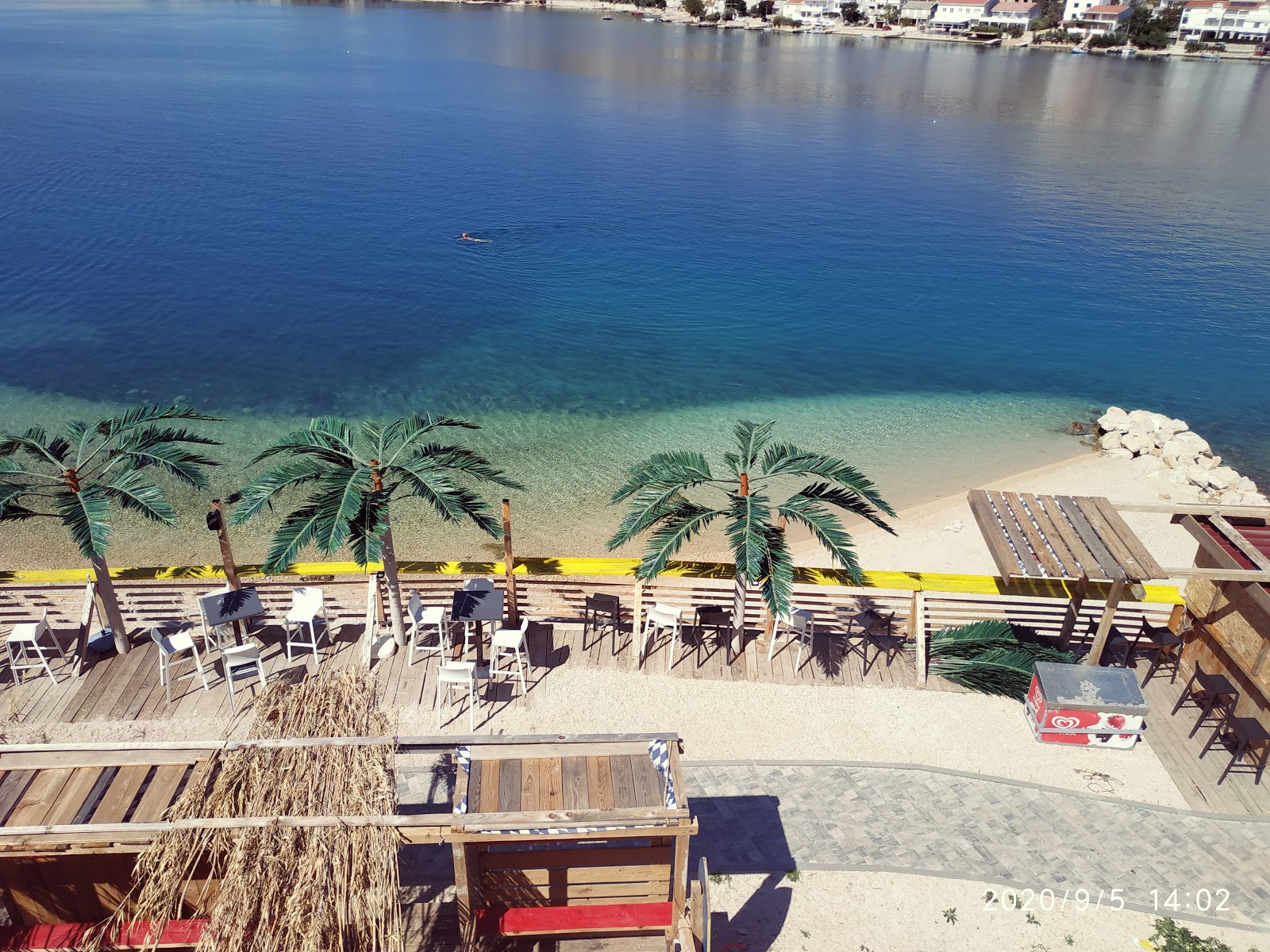 Foto van Metajna beach ondersteund door kliffen