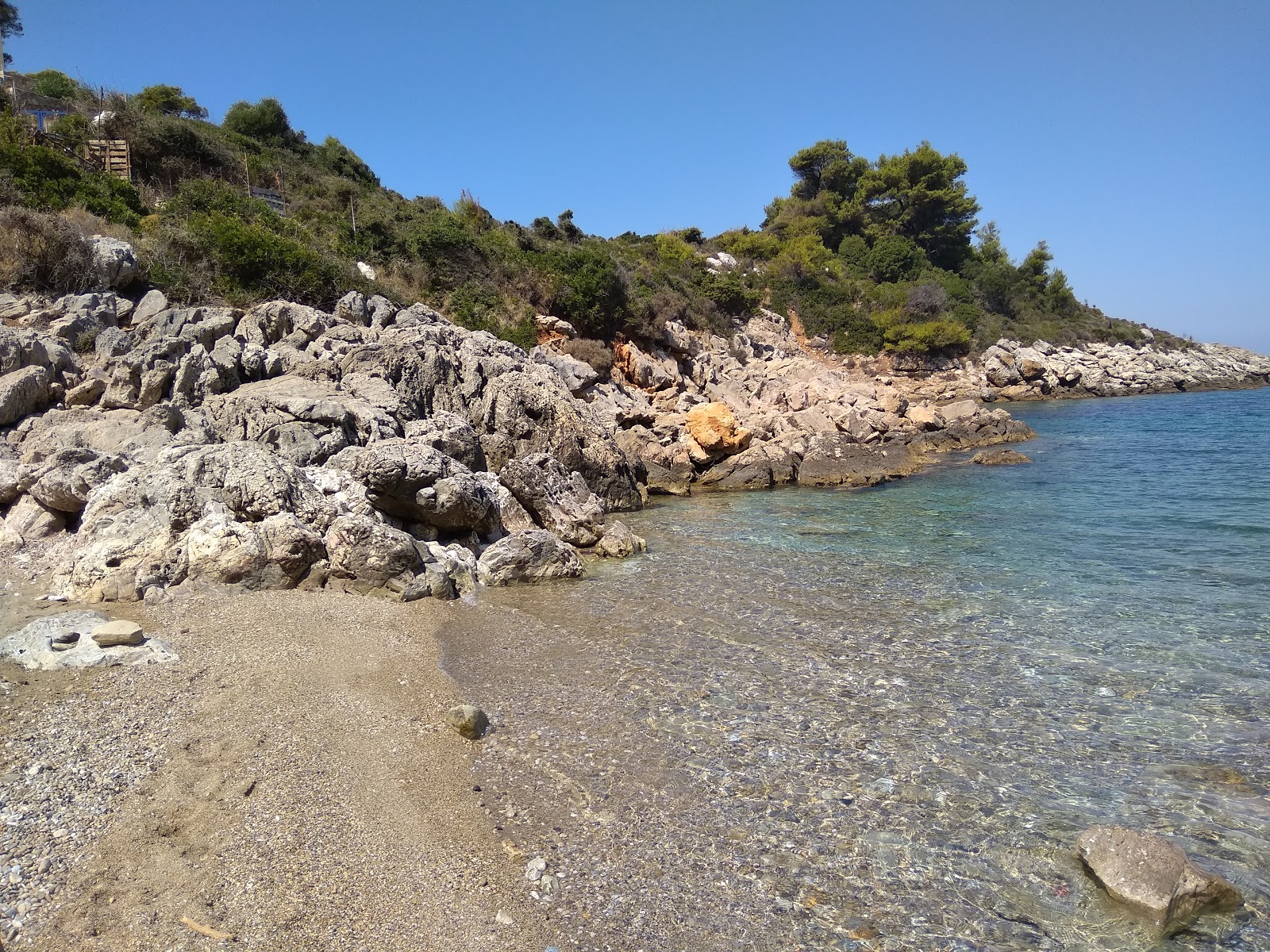 Foto av Ag. Anargyroi beach med svart sand och småstenar yta