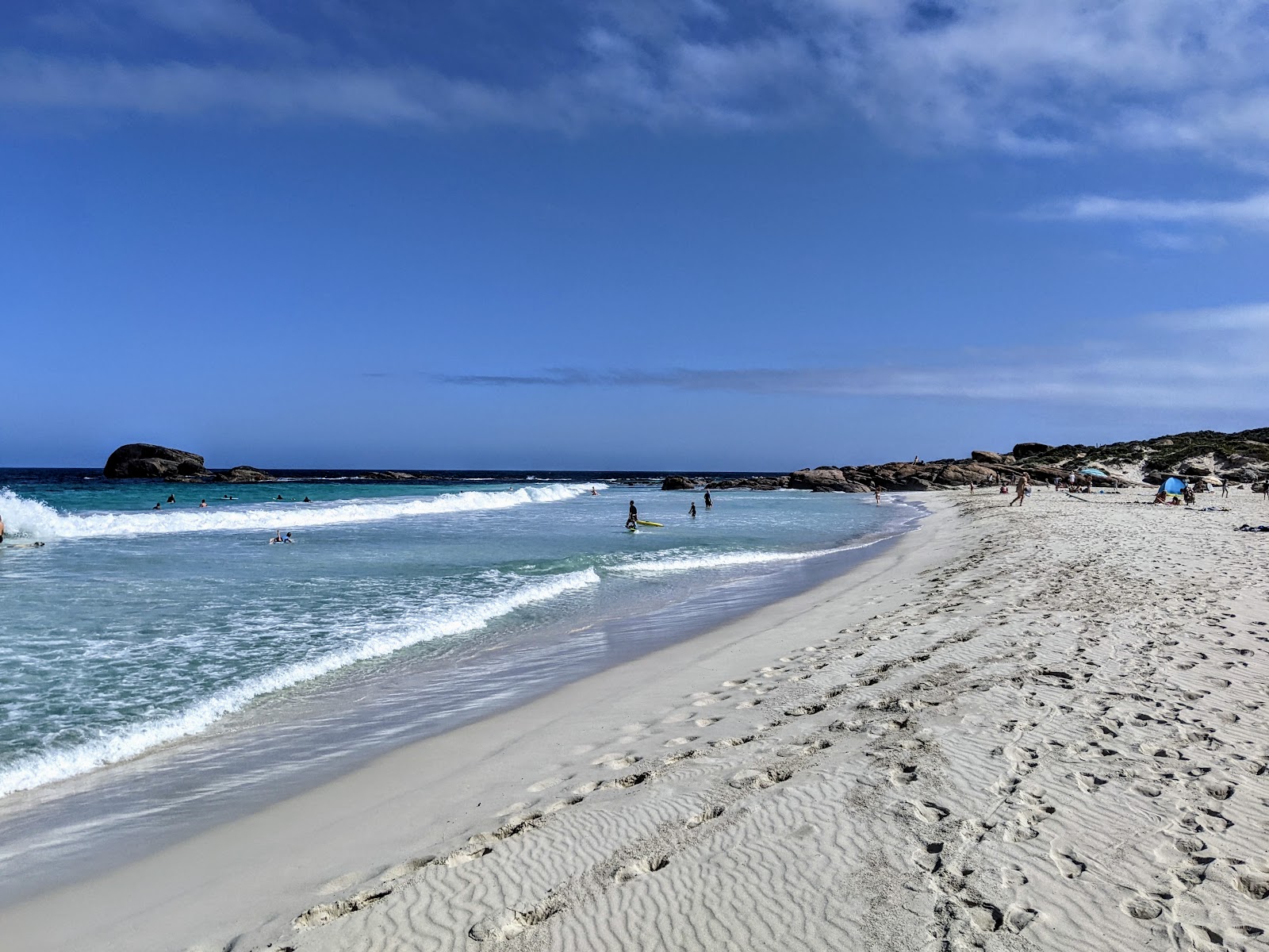 Photo de Redgate Beach avec l'eau cristalline de surface