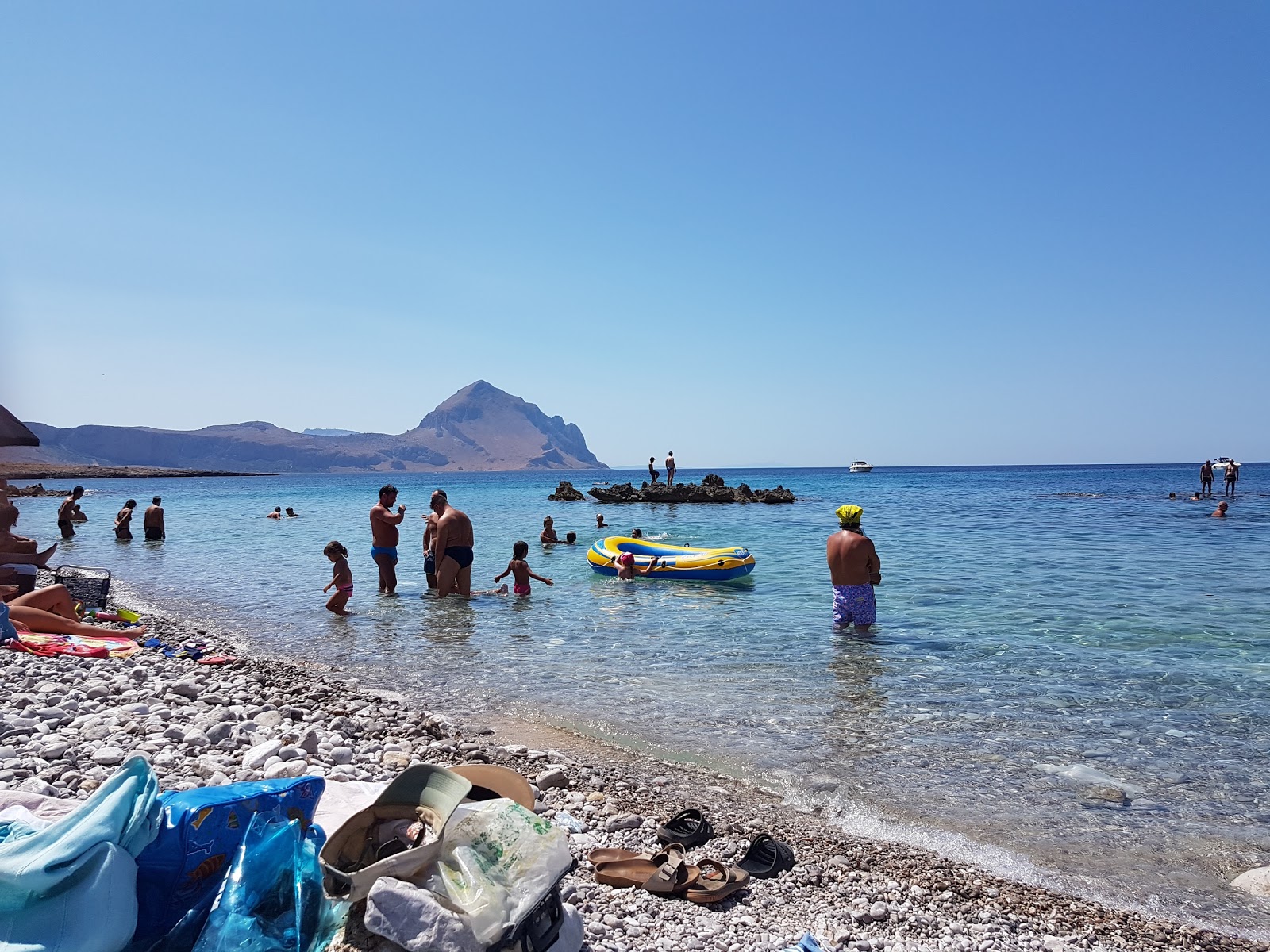 Foto de Bue Marino Beach rodeado por montanhas