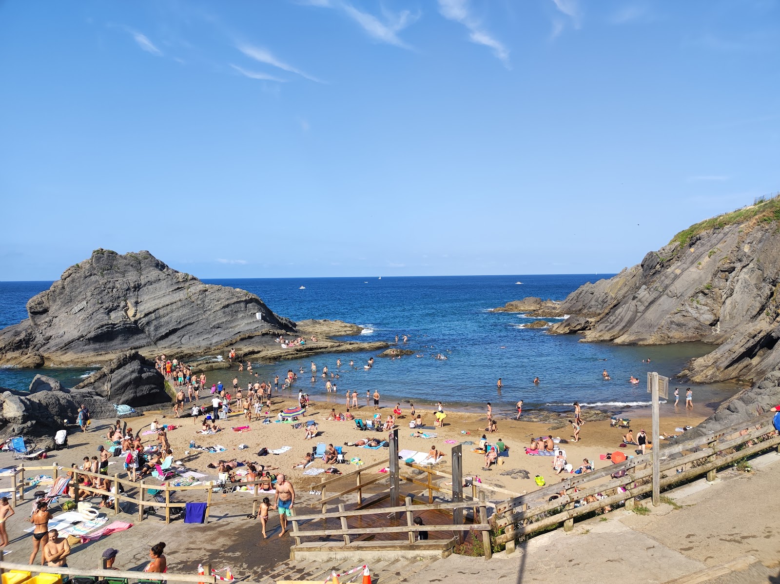 Photo de Plage d'Aritzatxu avec petite baie