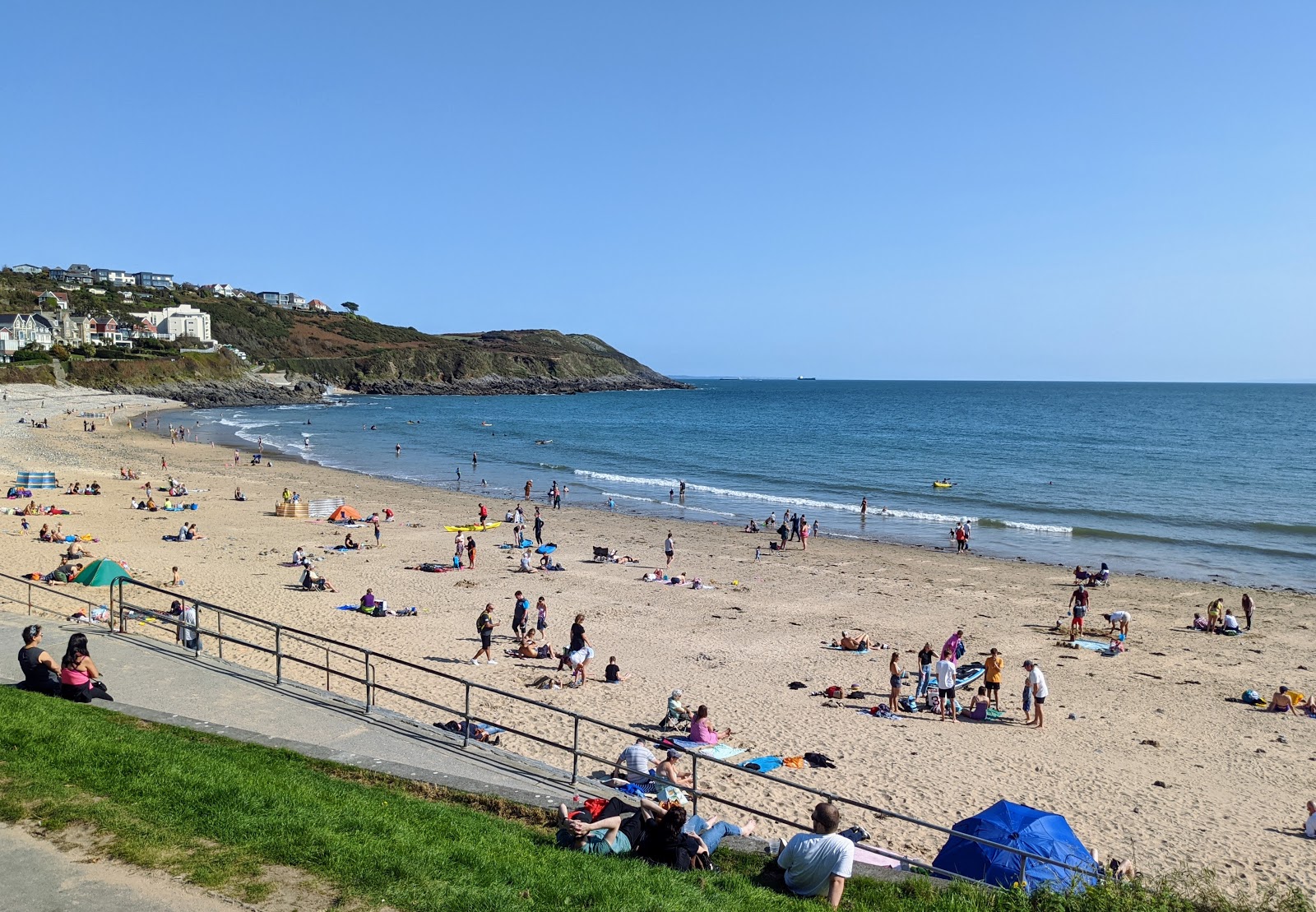 Foto di Langland Bay con una superficie del sabbia beige e ciottoli