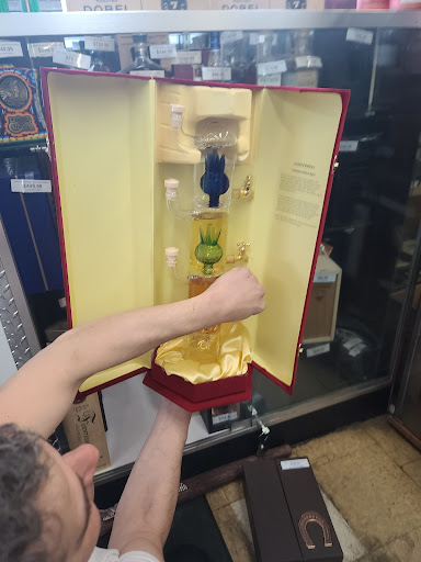 Liquor Store «Town & Country Liquors», reviews and photos, 2944 W 47th St, Chicago, IL 60632, USA