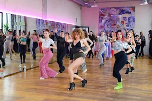 Mixstyle dance studio-IF - школа танців image