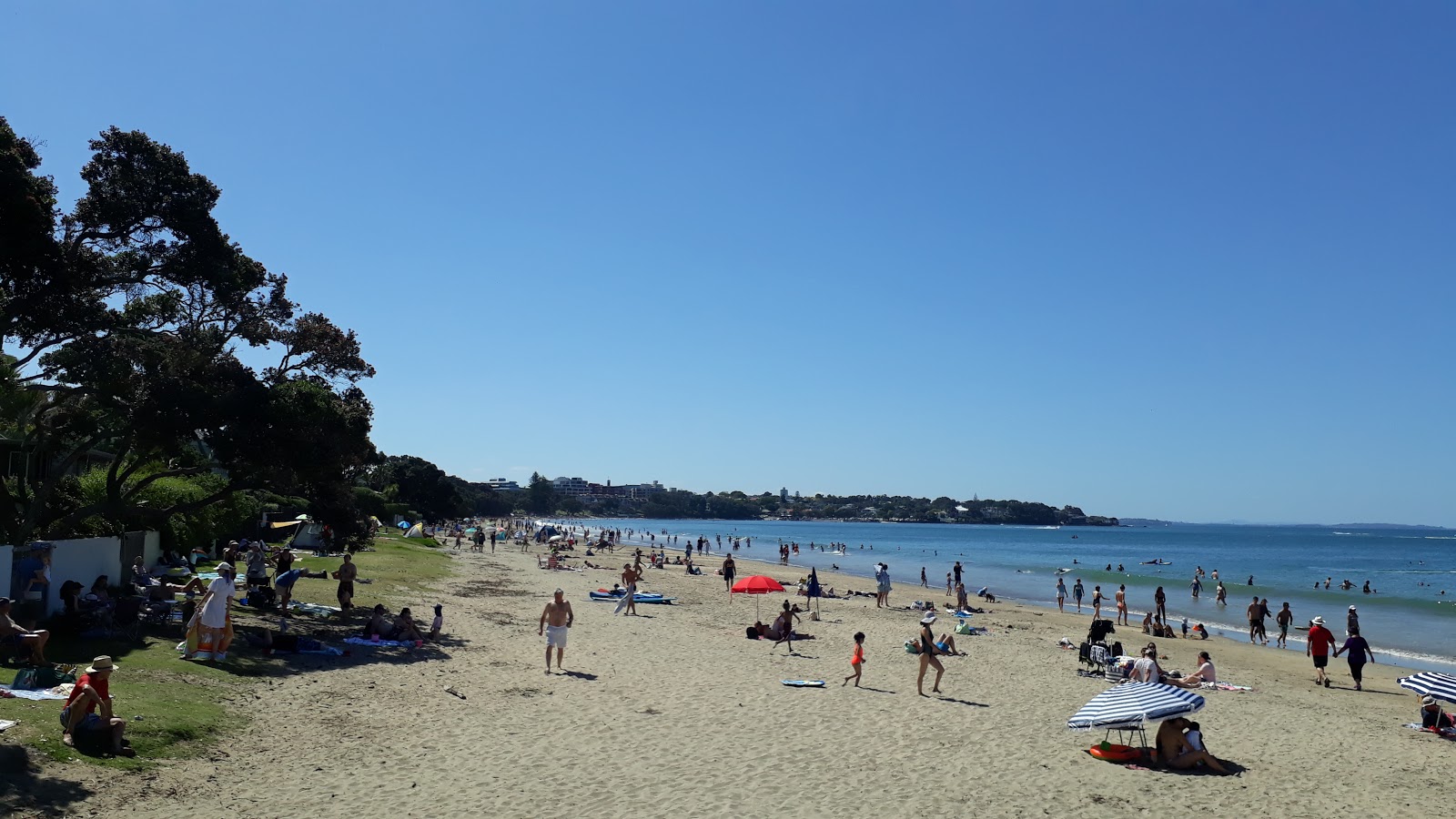 Foto di Takapuna Beach con una superficie del acqua cristallina