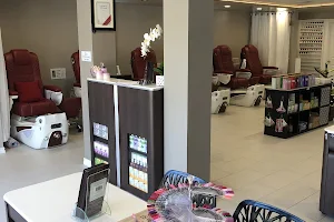 Q nails & Spa image