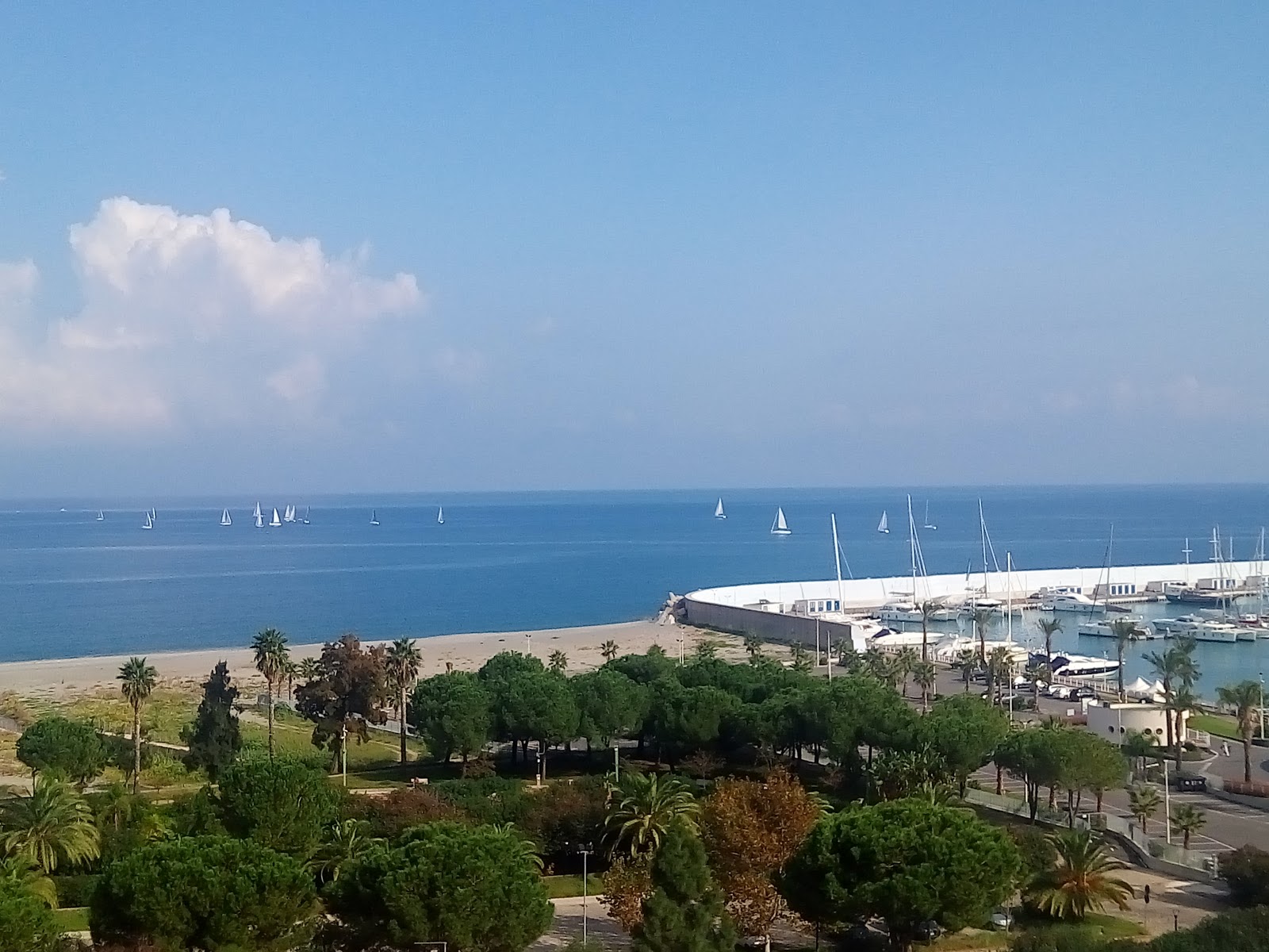 Spiaggia di San Gregorio'in fotoğrafı - rahatlamayı sevenler arasında popüler bir yer