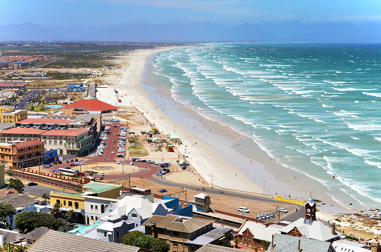 Photo de Muizenberg beach protégé par des falaises