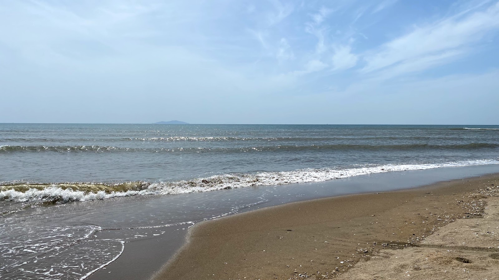 Foto van Xuan Hoi Beach met recht en lang