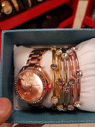 Shopping Mall «Oakland Mall», reviews and photos, 412 W 14 Mile Rd, Troy, MI 48083, USA