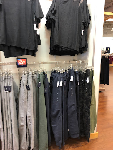Clothing Store «Gap Outlet», reviews and photos, 100 Premium Outlets Blvd #100, Hagerstown, MD 21740, USA