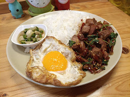 กระเพราหมูกรอบเมย์นี่