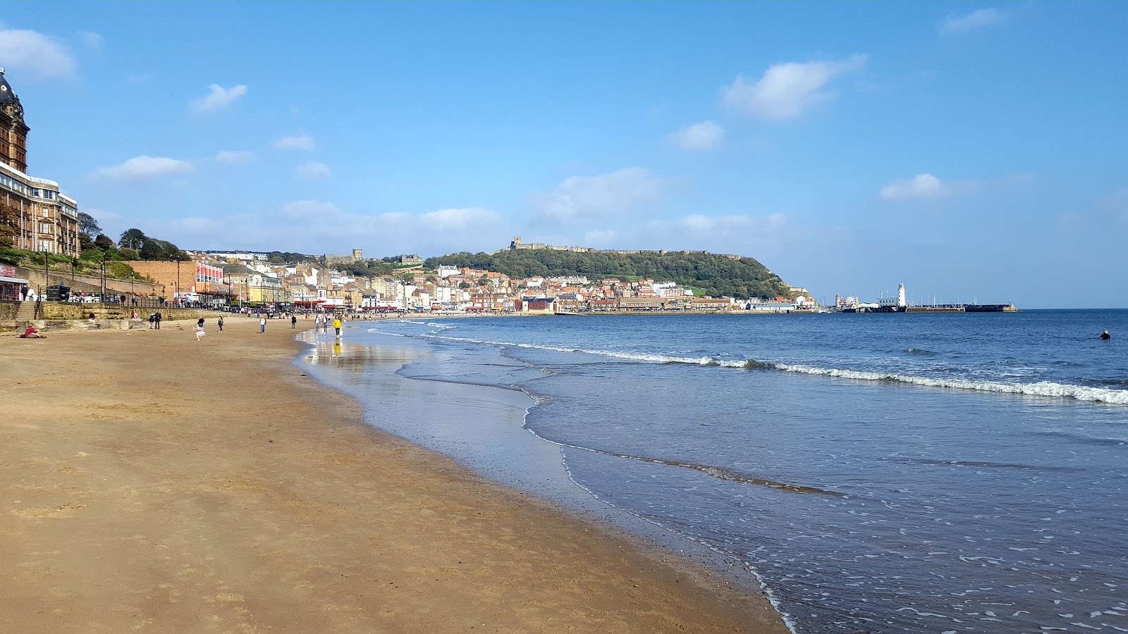Foto di Spiaggia di Scarborough con una superficie del sabbia beige