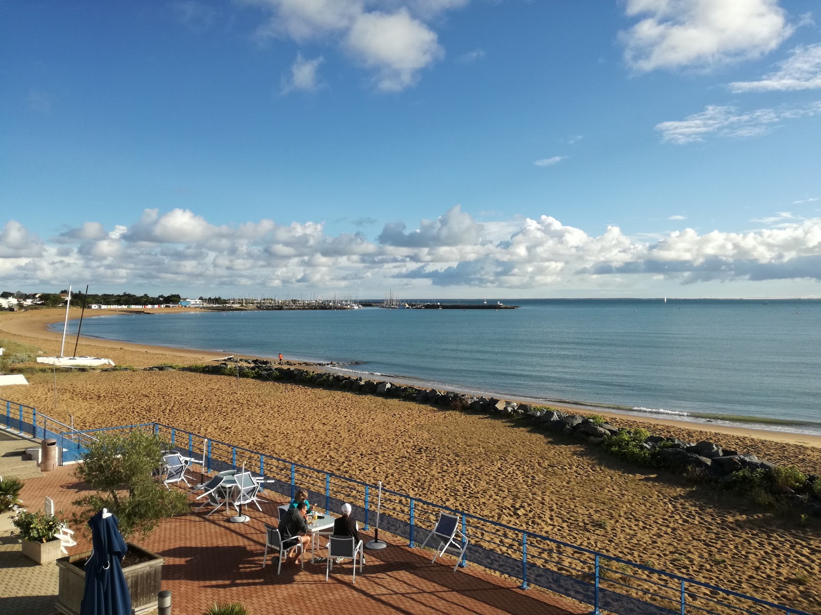 Plage de la Boirie'in fotoğrafı - rahatlamayı sevenler arasında popüler bir yer