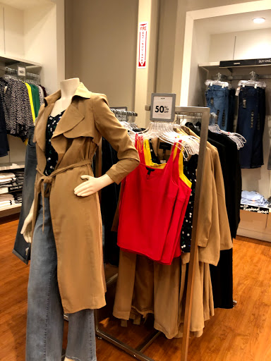 Clothing Store «Banana Republic Factory Store», reviews and photos, 407 N Alafaya Trail, Orlando, FL 32828, USA