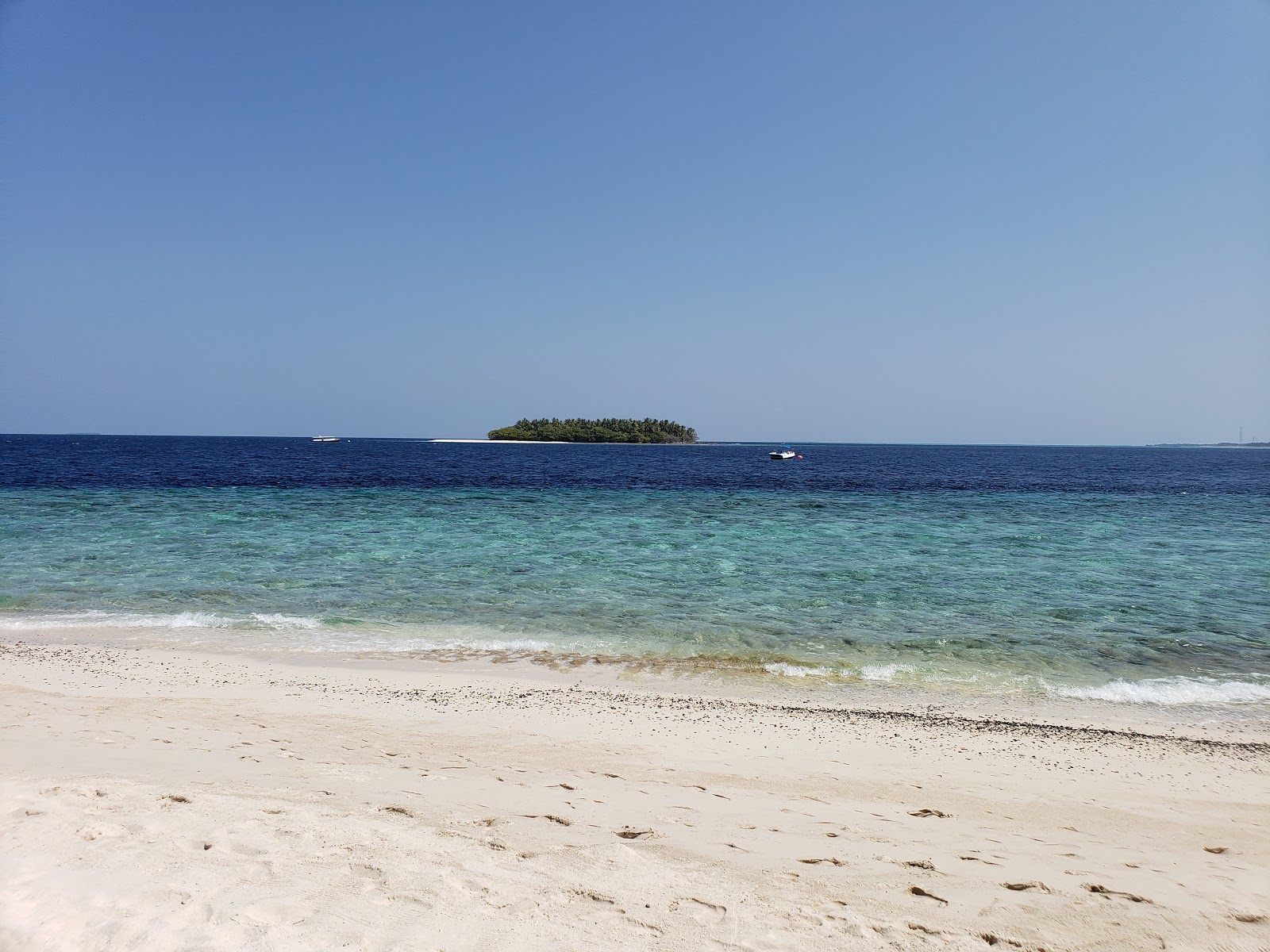 Fotografija Plaža otoka Miriandhoo z turkizna čista voda površino