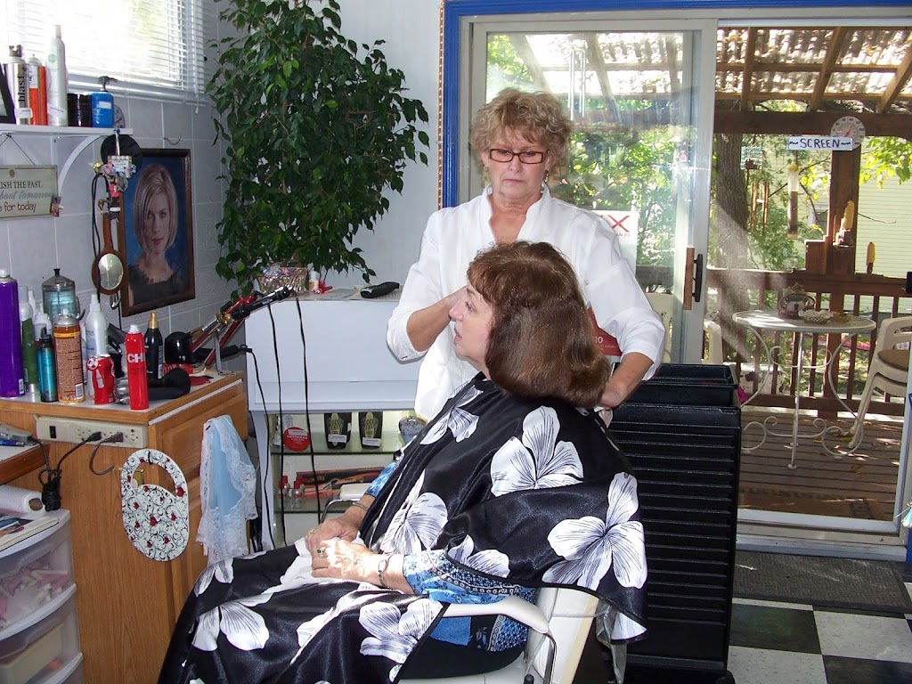 Betty's Carousel Salon 65459