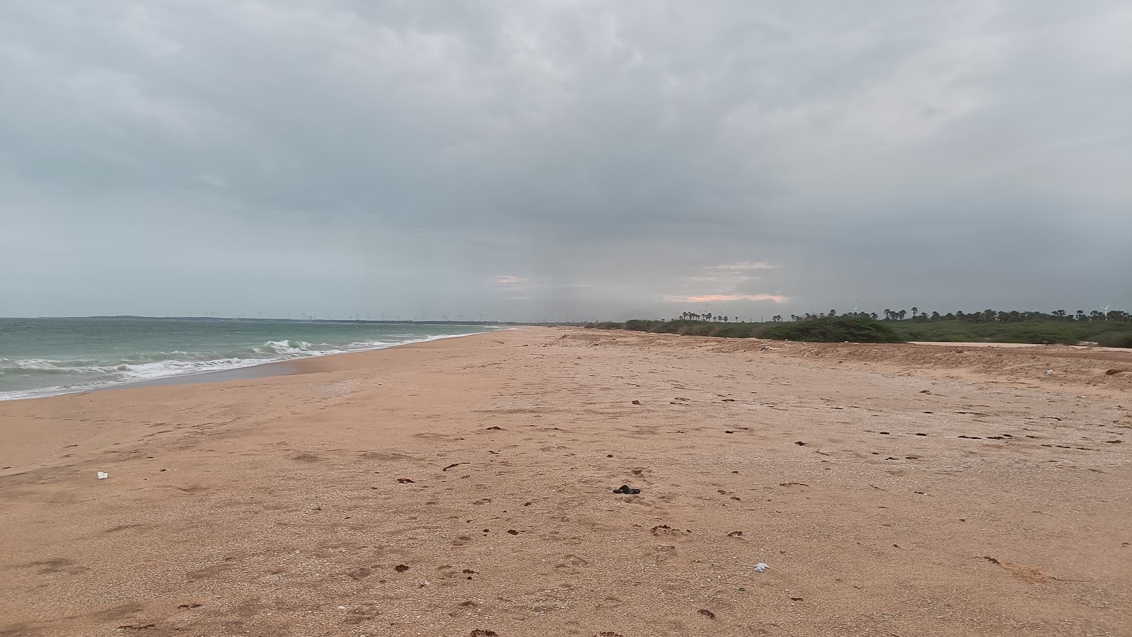 Valokuva Navaladi Beachista. pinnalla kirkas hiekka:n kanssa