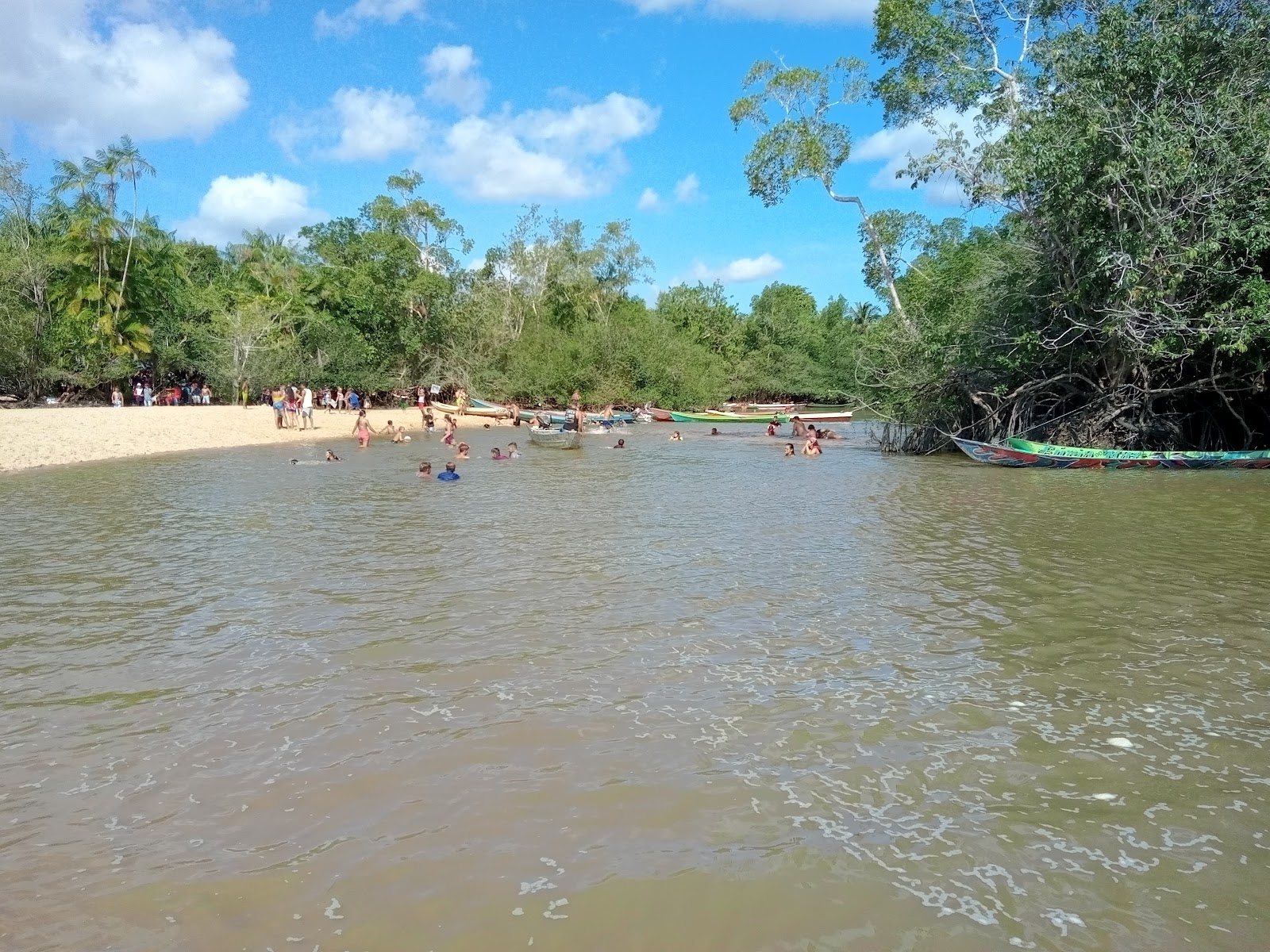 Photo de Praia do Pirocaba avec l'eau turquoise de surface