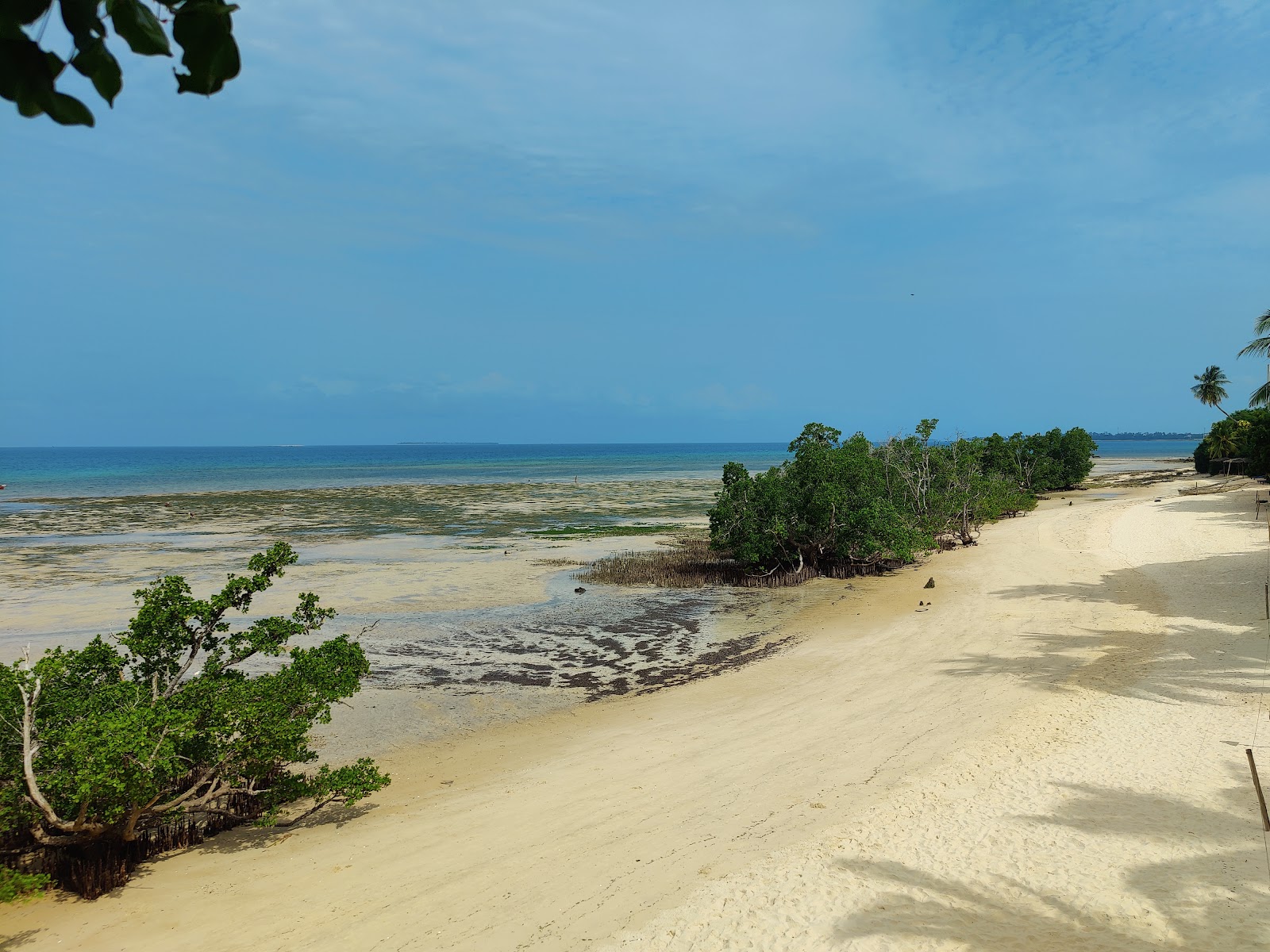Foto av Mbweni Beach med blå rent vatten yta