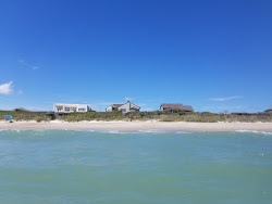 Pine Knoll Shores beach'in fotoğrafı - rahatlamayı sevenler arasında popüler bir yer