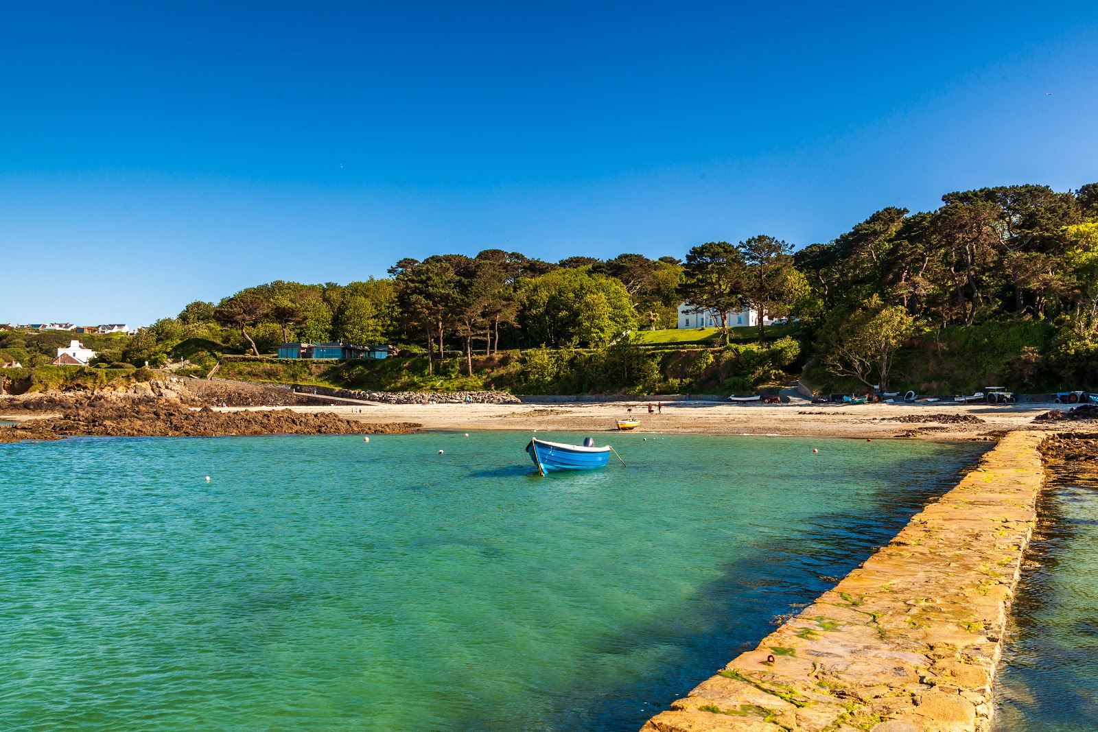 Portelet Beach Guernsey'in fotoğrafı dağlarla çevrili