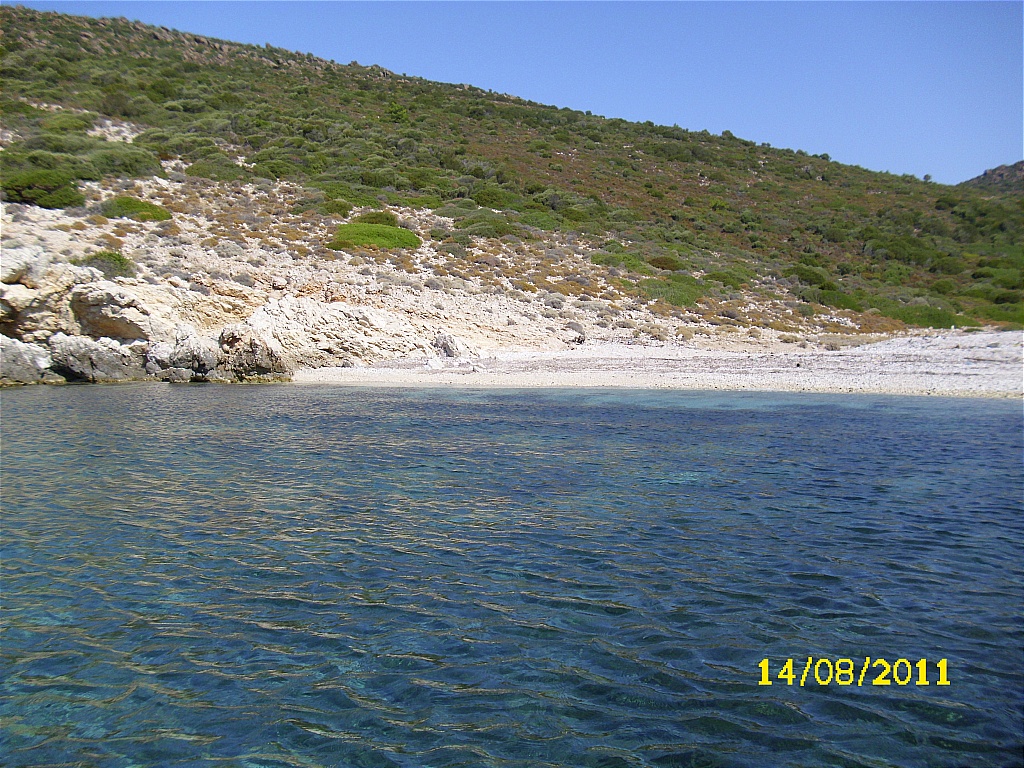 Photo de Zeytineli Plaji II avec l'eau cristalline de surface
