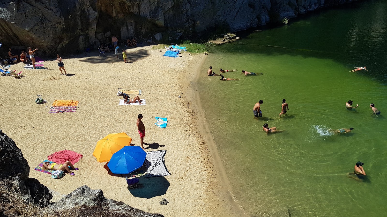 Piscina Natural La Cantera的照片 带有碧绿色纯水表面