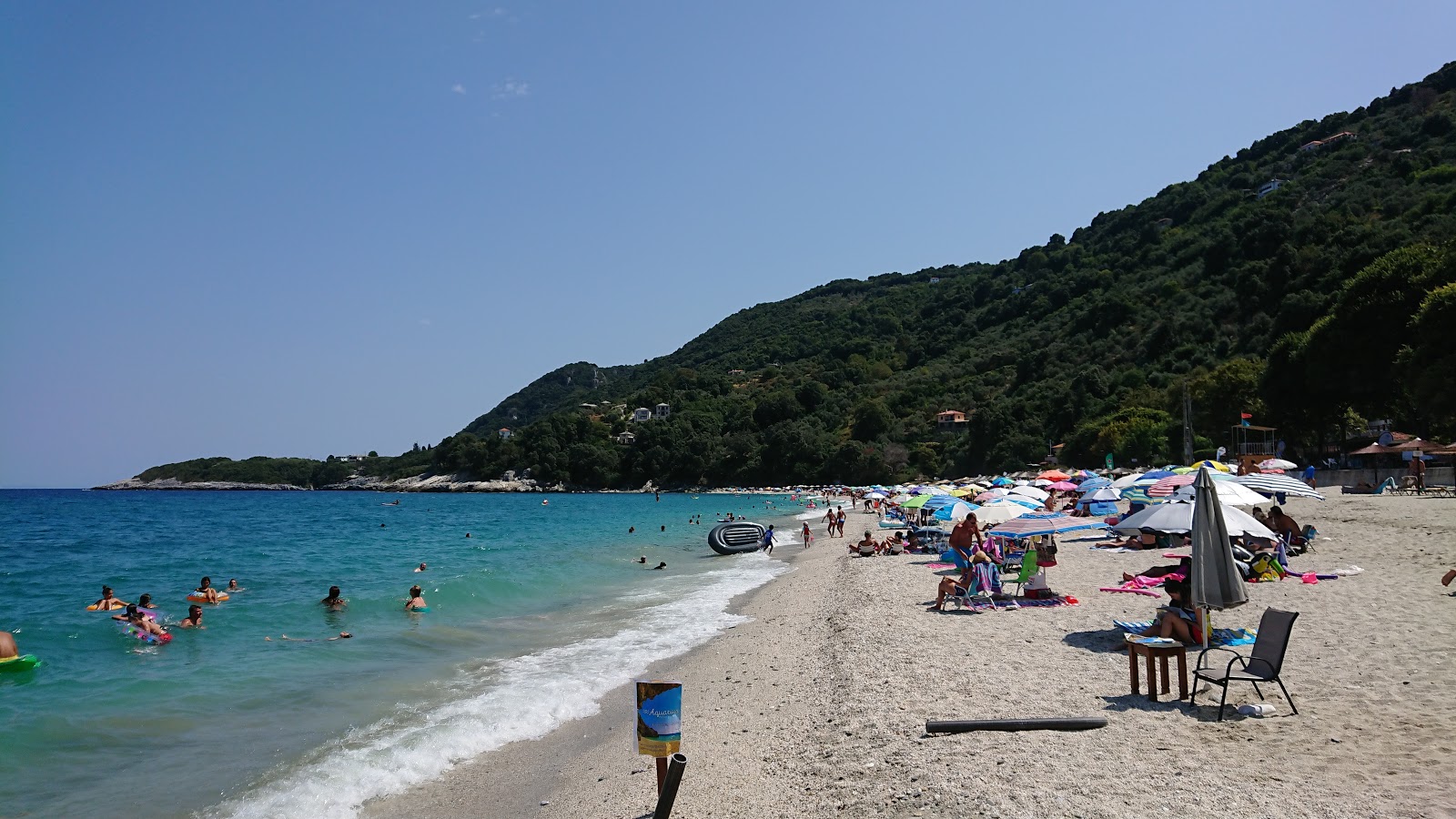 Fotografija Agios Ioannis beach z turkizna čista voda površino