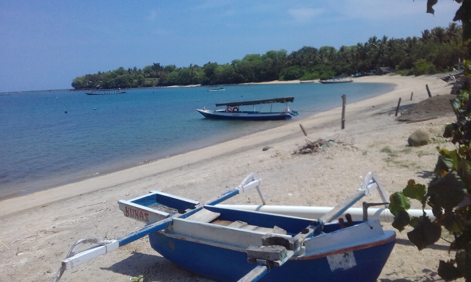 Zdjęcie Pantai Tembobor z powierzchnią turkusowa czysta woda