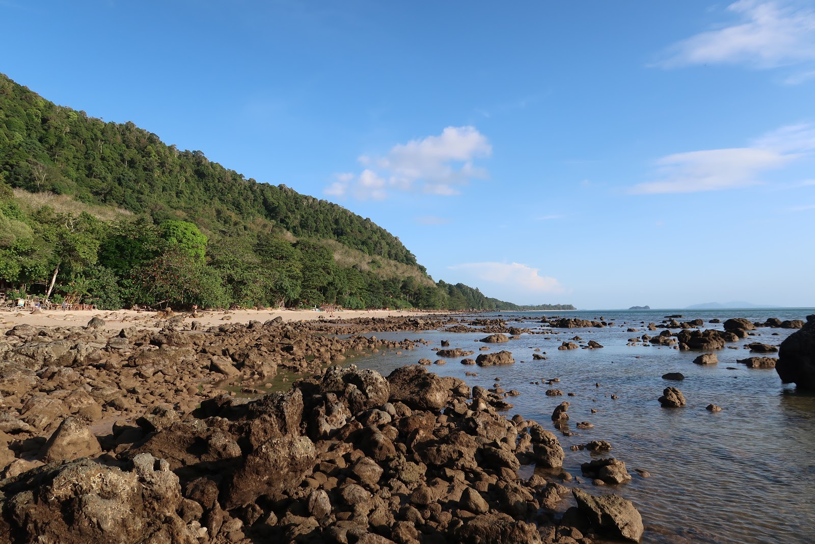 Foto de Koh Jum Beach apoiado por penhascos