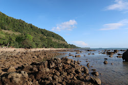 Photo de Koh Jum Beach protégé par des falaises