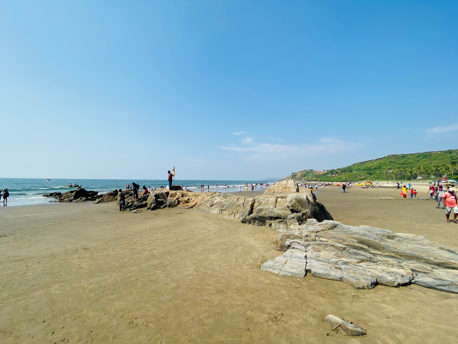 Fotografie cu Vagator Beach cu nivelul de curățenie înalt