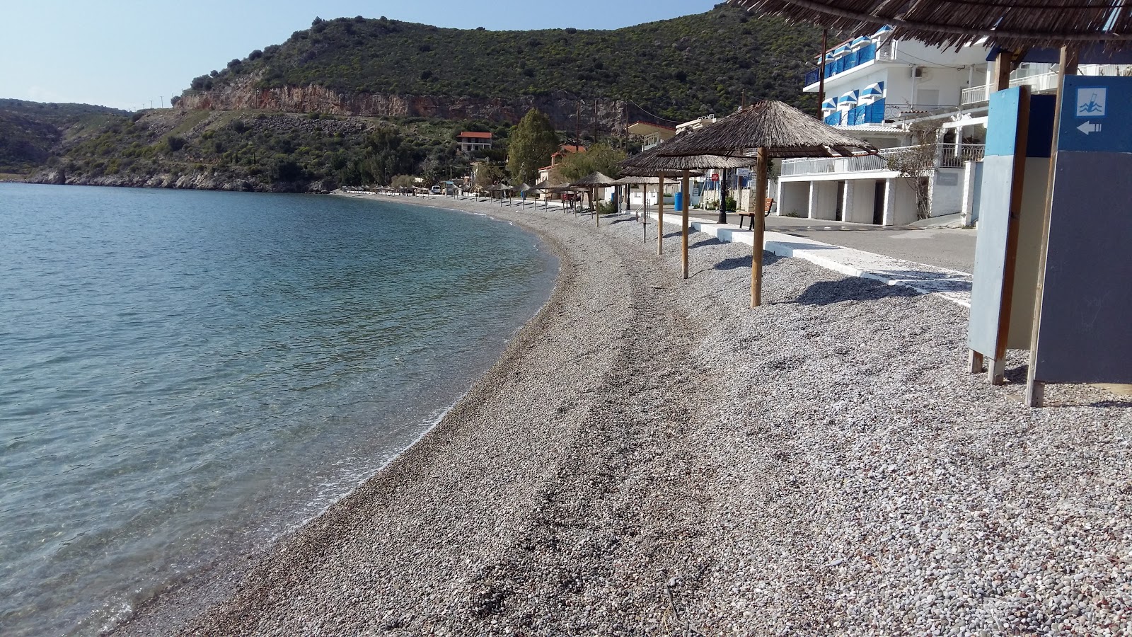 Fotografie cu Agios Panton beach cu o suprafață de pietricel gri fin