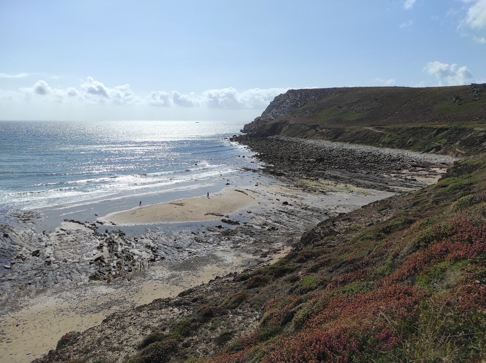 Plage Porzh Koubou'in fotoğrafı geniş bir kıyı şeridi ile birlikte