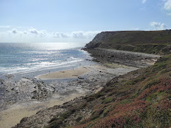 Plage Porzh Koubou'in fotoğrafı geniş bir kıyı şeridi ile birlikte