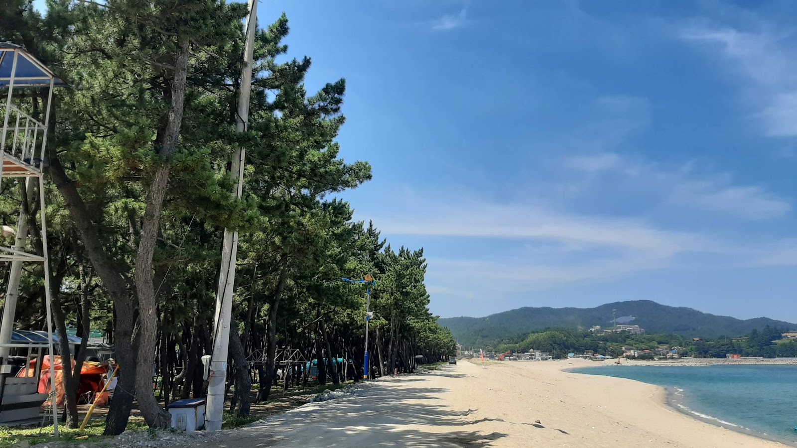Valokuva Wonpyeong Beachista. tukeutunut kallioilla