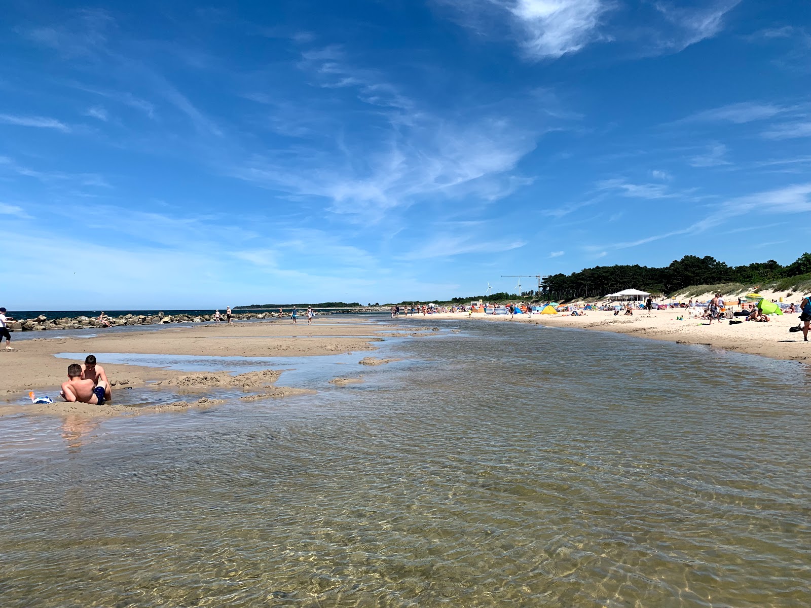 Foto de Darlwo Beach con arena beige superficie
