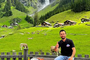 سائق و مرشد عربي في سويسرا image