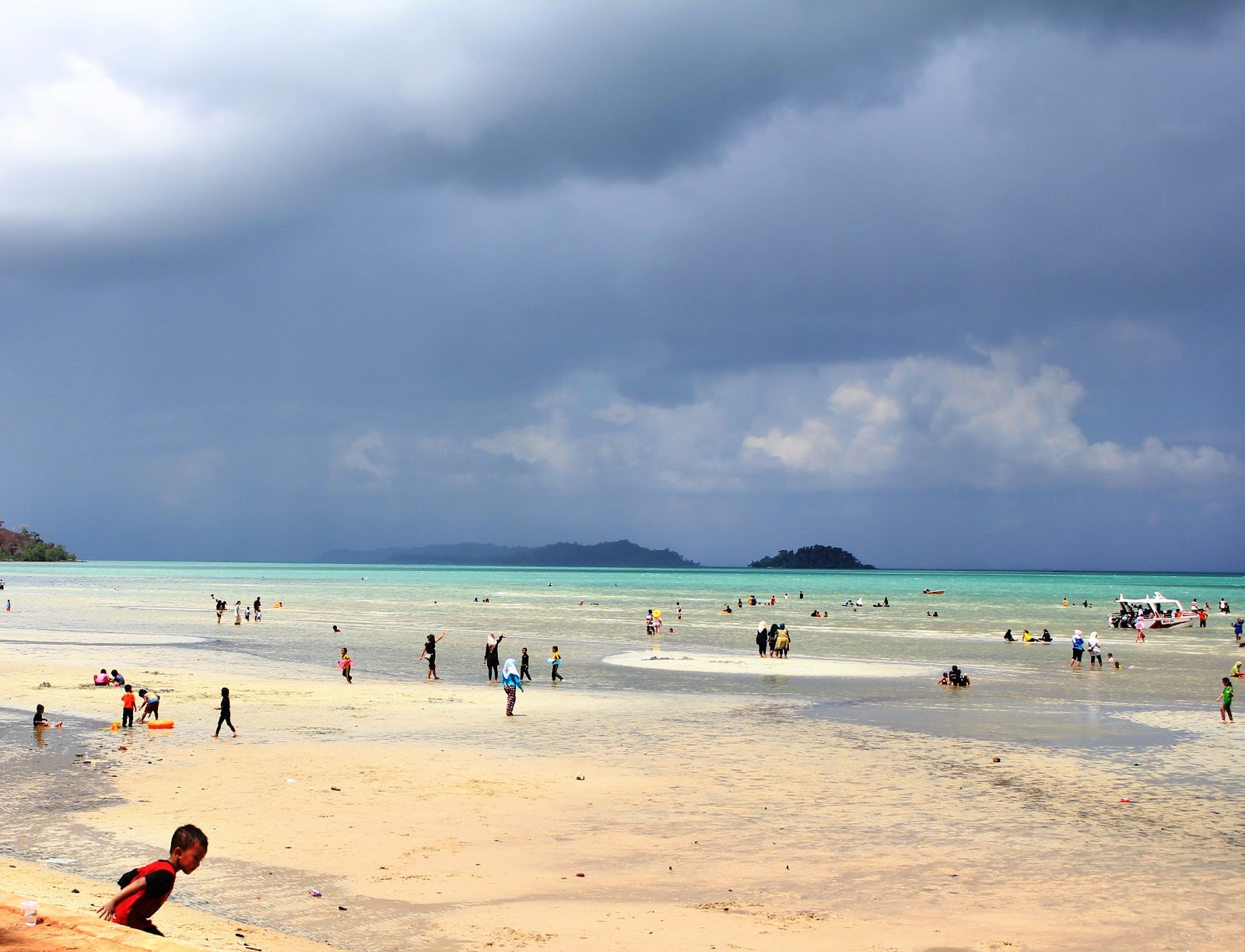 Foto van Melayu Beach met helder zand oppervlakte