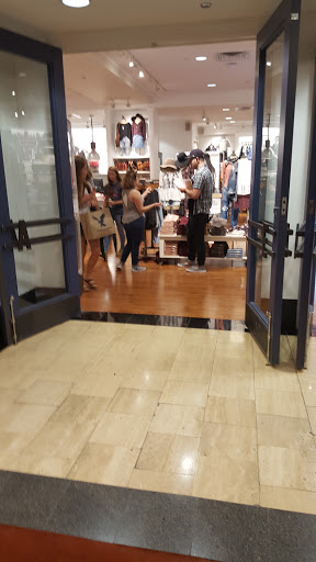 Clothing Store «AEO & Aerie Store», reviews and photos, 835 N Michigan Ave #7080, Chicago, IL 60611, USA