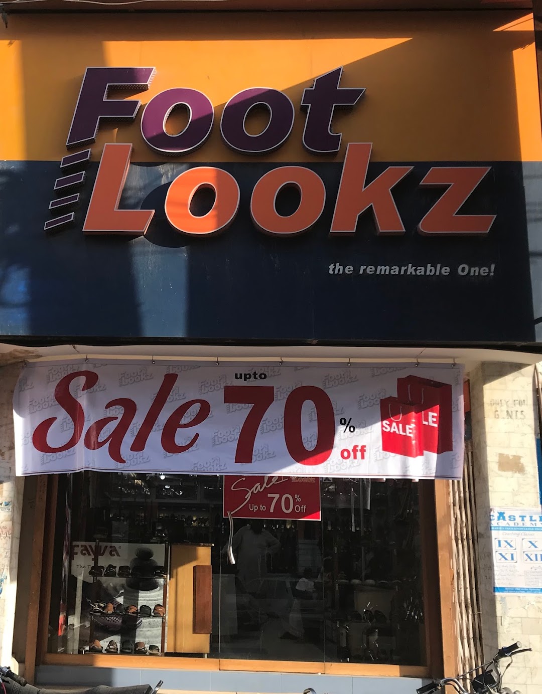 FOOT LOOKZ